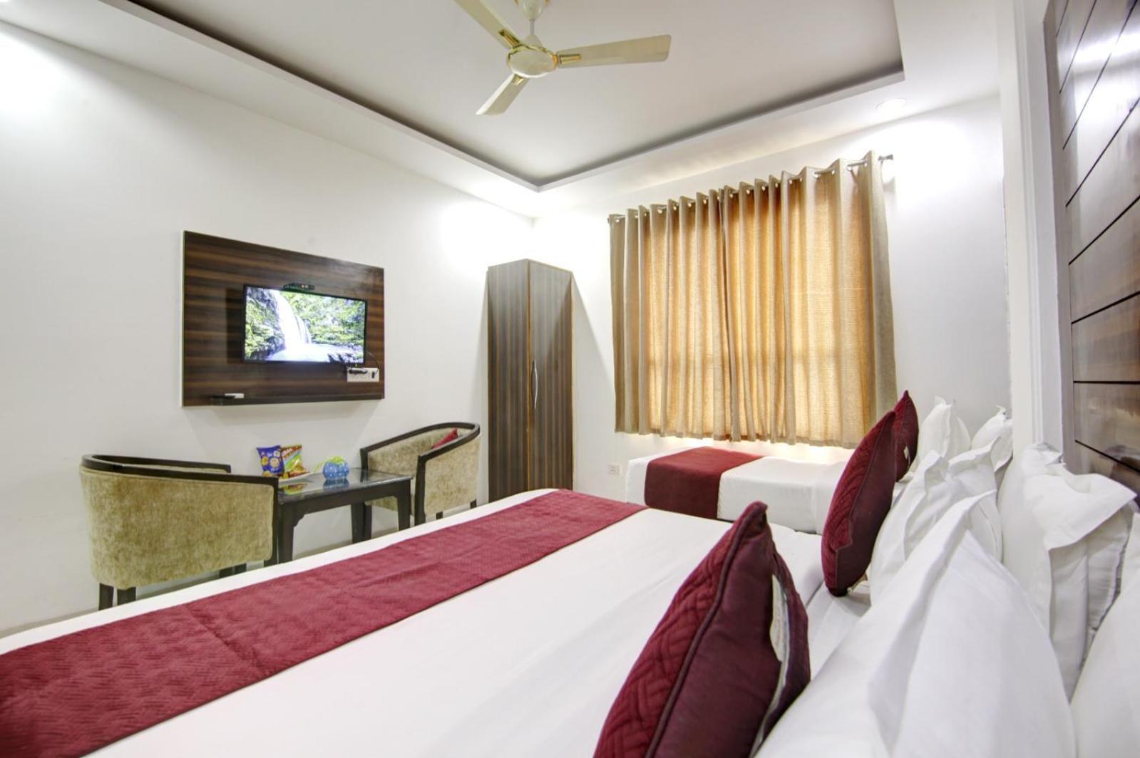 Hotel Devrana Delhi Airport New Delhi Exteriör bild