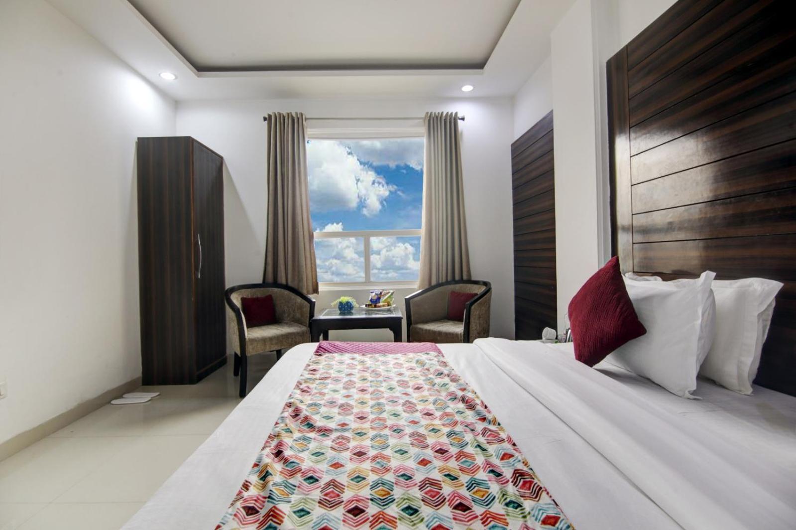 Hotel Devrana Delhi Airport New Delhi Exteriör bild