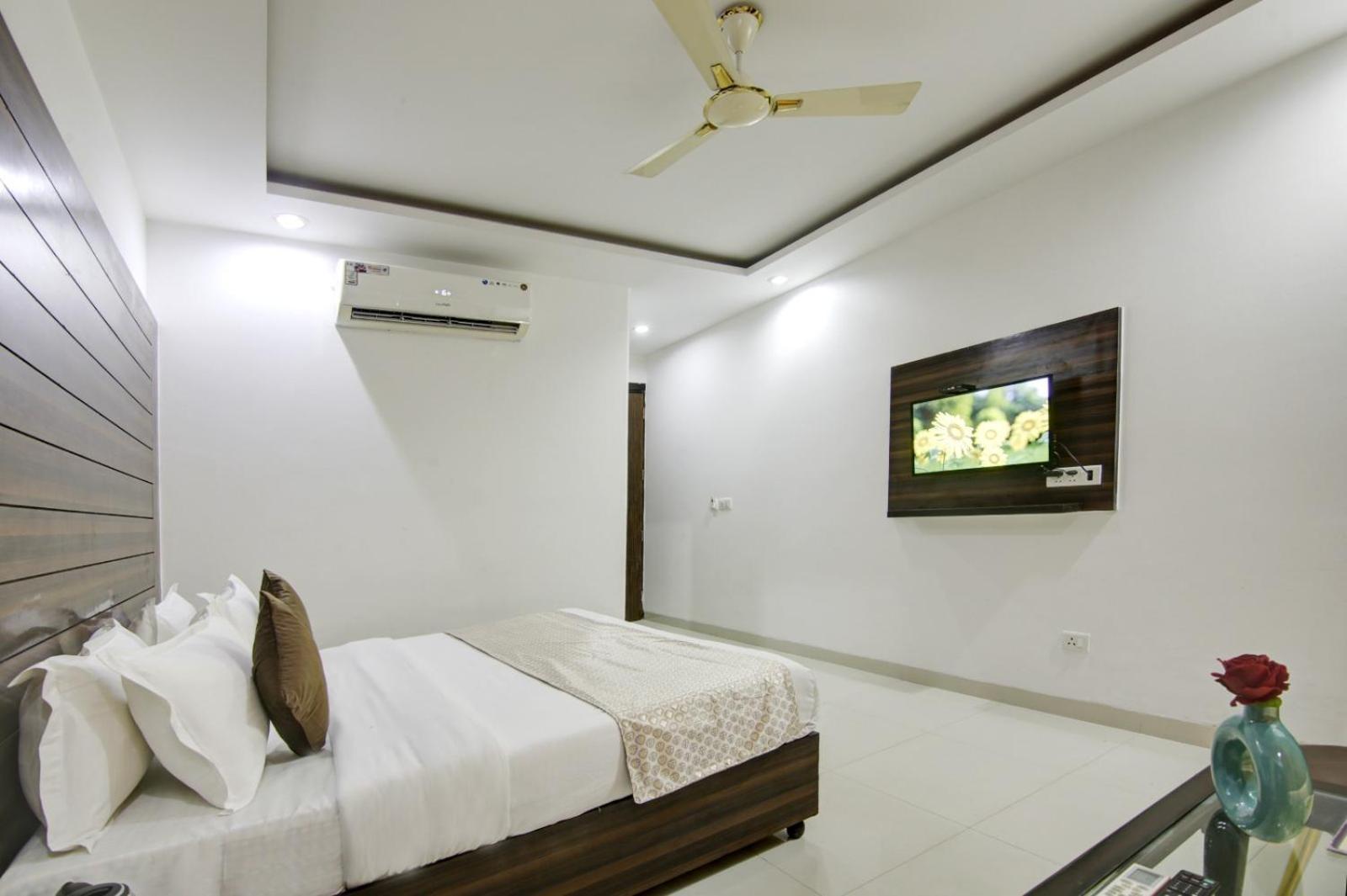 Hotel Devrana Delhi Airport New Delhi Exteriör bild