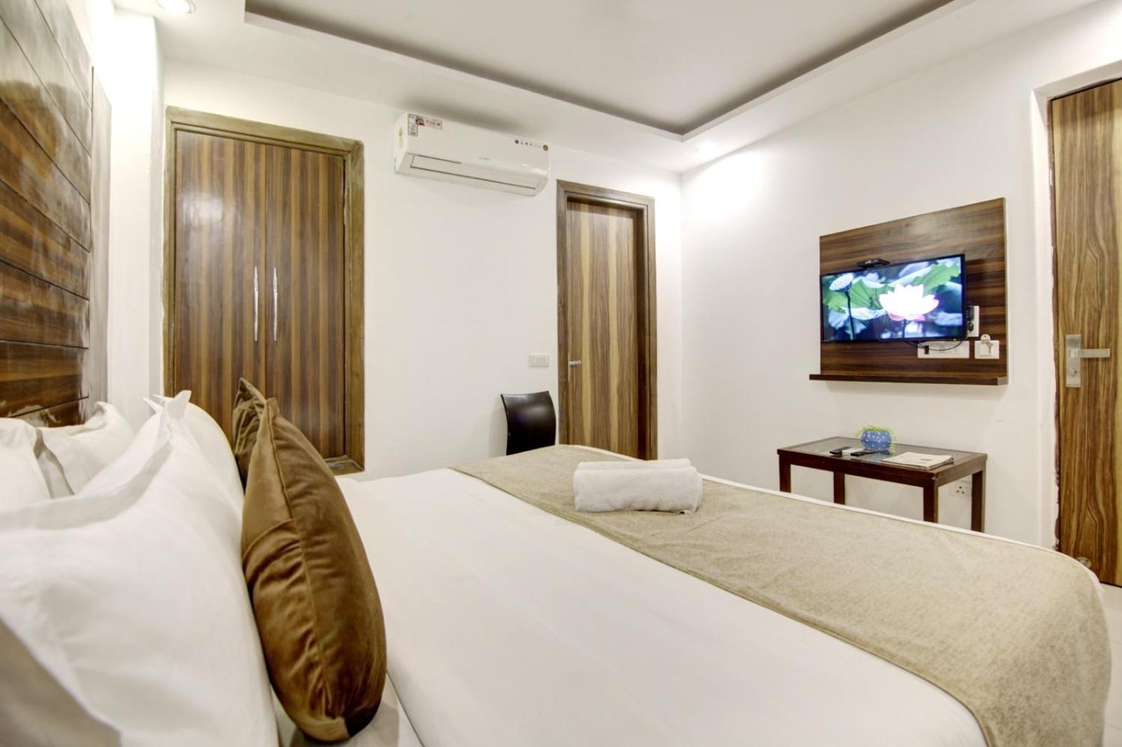 Hotel Devrana Delhi Airport New Delhi Exteriör bild
