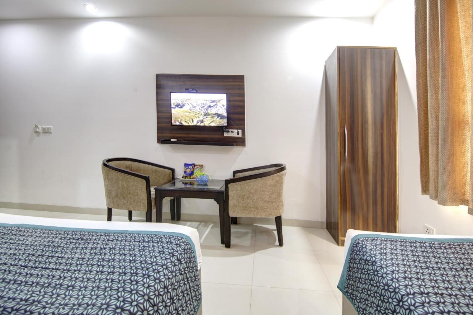 Hotel Devrana Delhi Airport New Delhi Exteriör bild